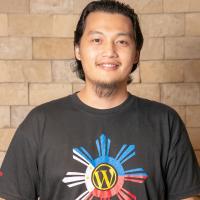 Man wearing a Wordpress Ph shirt with the smile.